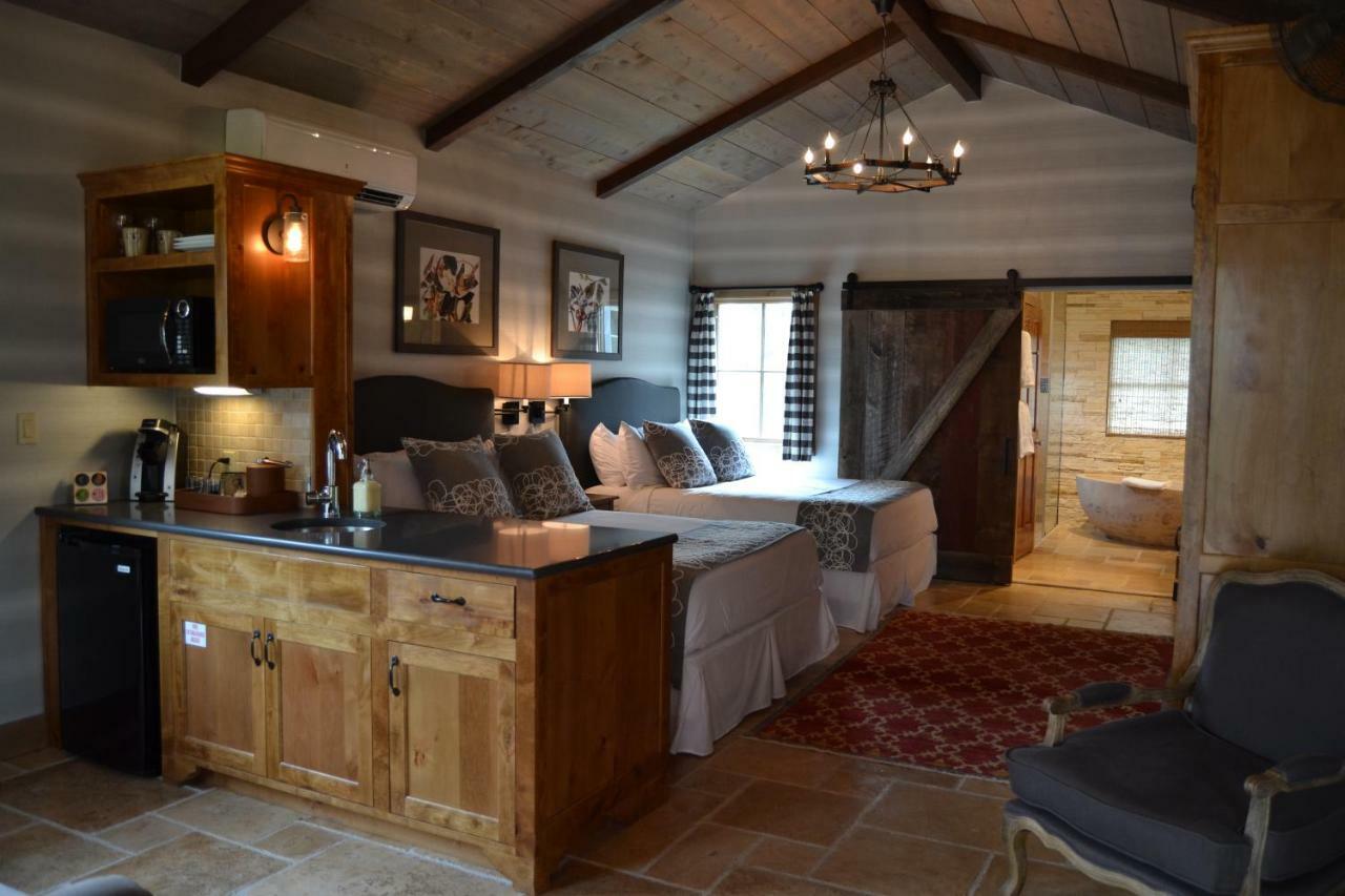 Camp Lucy Hotel ดริปปิง สปริงส์ ภายนอก รูปภาพ